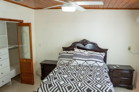 House in Miami, Florida 3 bedrooms, 180.88 sq.m. № 2038758 - photo 18