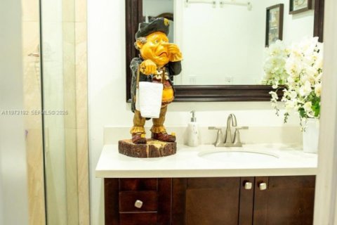 House in Miami, Florida 3 bedrooms, 180.88 sq.m. № 2038758 - photo 12