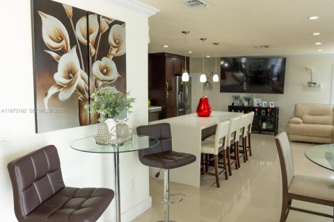 House in Miami, Florida 3 bedrooms, 180.88 sq.m. № 2038758 - photo 4