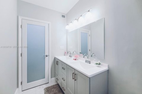Condo in Hallandale Beach, Florida, 2 bedrooms  № 2086761 - photo 22