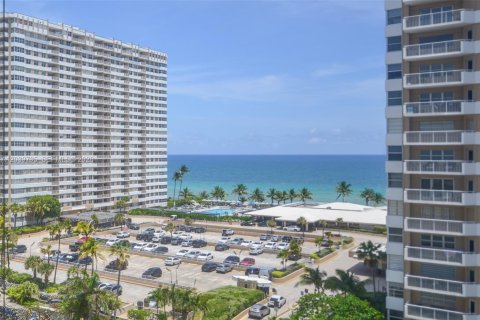 Condo in Hallandale Beach, Florida, 2 bedrooms  № 2086761