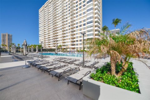 Condo in Hallandale Beach, Florida, 2 bedrooms  № 2086761 - photo 27