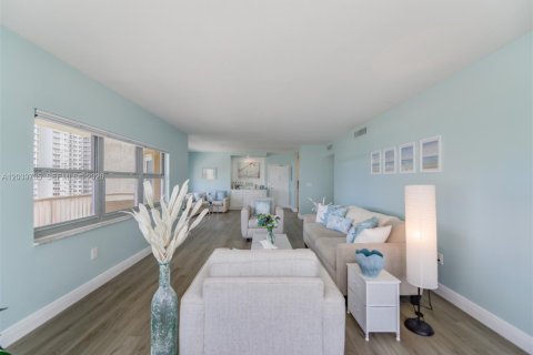 Condo in Hallandale Beach, Florida, 2 bedrooms  № 2086761 - photo 9