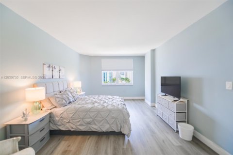 Condo in Hallandale Beach, Florida, 2 bedrooms  № 2086761 - photo 18