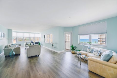 Condo in Hallandale Beach, Florida, 2 bedrooms  № 2086761 - photo 5