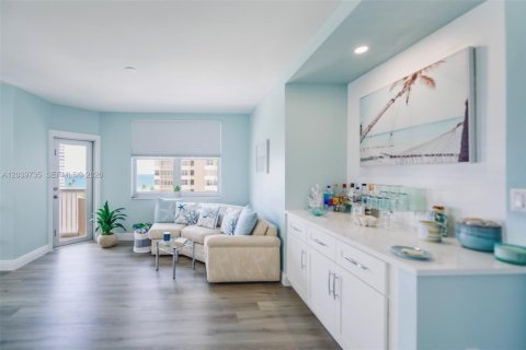 Condo in Hallandale Beach, Florida, 2 bedrooms  № 2086761 - photo 4