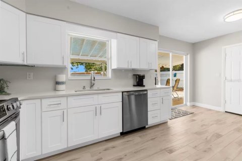 House in Seminole, Florida 3 bedrooms, 83.61 sq.m. № 2114207 - photo 6