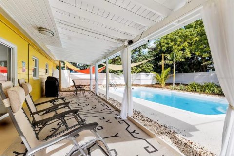 House in Seminole, Florida 3 bedrooms, 83.61 sq.m. № 2114207 - photo 2