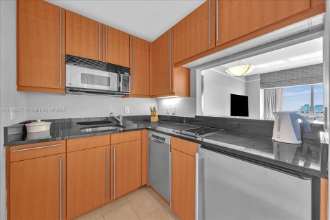 Condo in Miami, Florida, 1 bedroom  № 2081504 - photo 9