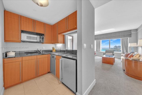 Condo in Miami, Florida, 1 bedroom  № 2081504 - photo 8