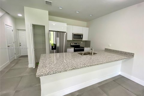 Adosado en alquiler en Hollywood, Florida, 3 dormitorios, 111.48 m2 № 2055474 - foto 4