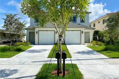 Adosado en Hollywood, Florida 3 dormitorios, 111.48 m2 № 2055474