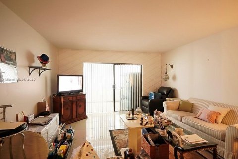 Condo in Lauderdale Lakes, Florida, 1 bedroom № 2016874 - photo 2