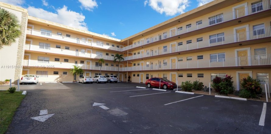 Condo in Lauderdale Lakes, Florida, 1 bedroom № 2016874