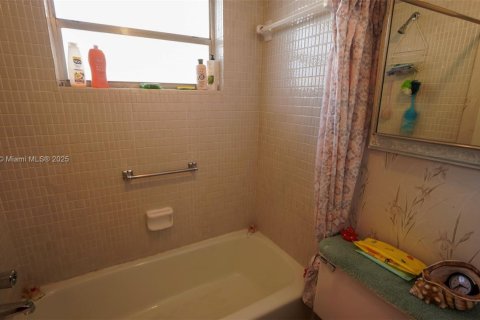 Condo in Lauderdale Lakes, Florida, 1 bedroom № 2016874 - photo 8