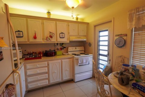 Condo in Lauderdale Lakes, Florida, 1 bedroom № 2016874 - photo 4