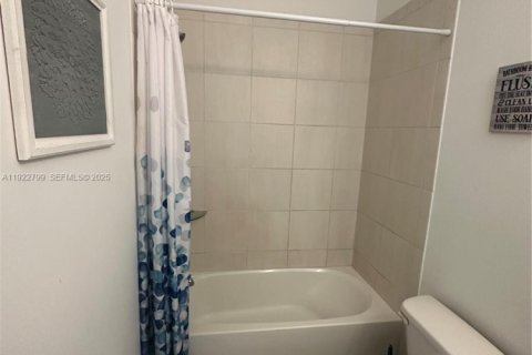 Touwnhouse à louer à Pembroke Pines, Floride: 4 chambres, 178.28 m2 № 1976883 - photo 30