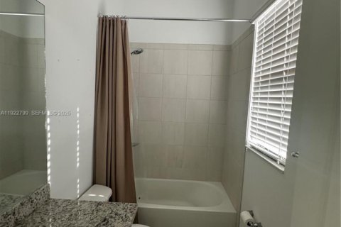 Touwnhouse à louer à Pembroke Pines, Floride: 4 chambres, 178.28 m2 № 1976883 - photo 13