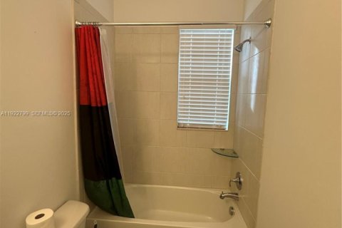 Touwnhouse à louer à Pembroke Pines, Floride: 4 chambres, 178.28 m2 № 1976883 - photo 17