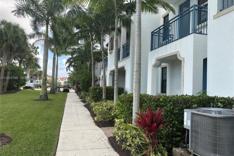 Touwnhouse à louer à Pembroke Pines, Floride: 4 chambres, 178.28 m2 № 1976883 - photo 2