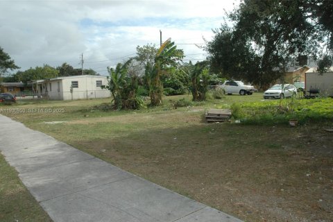 Terreno en venta en Florida City, Florida № 1989728 - foto 2