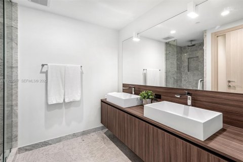 Condominio en venta en Miami, Florida, 1 dormitorio, 94.95 m2 № 2034160 - foto 11