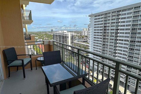 Condo in Hallandale Beach, Florida, 2 bedrooms  № 1928181 - photo 21