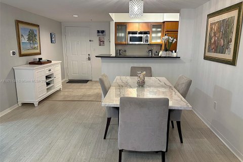 Condo in Hallandale Beach, Florida, 2 bedrooms  № 1928181 - photo 4