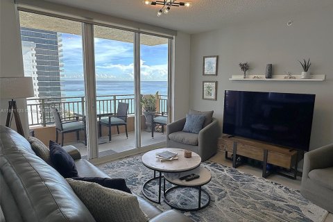 Condo in Hallandale Beach, Florida, 2 bedrooms  № 1928181 - photo 1