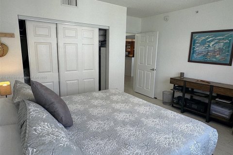 Condo in Hallandale Beach, Florida, 2 bedrooms  № 1928181 - photo 16