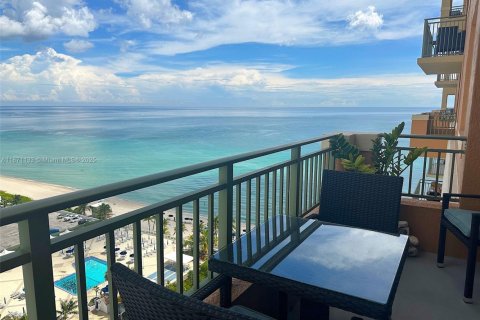 Condo in Hallandale Beach, Florida, 2 bedrooms  № 1928181 - photo 20