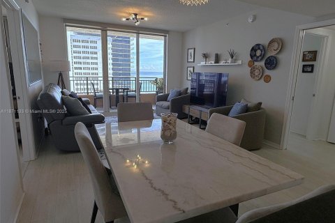 Condo in Hallandale Beach, Florida, 2 bedrooms  № 1928181 - photo 8
