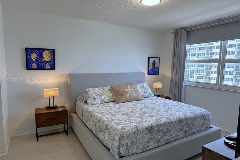 Condo in Hallandale Beach, Florida, 2 bedrooms  № 1928181 - photo 11