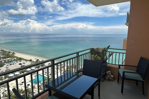 Condo in Hallandale Beach, Florida, 2 bedrooms  № 1928181 - photo 2