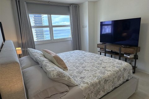 Condo in Hallandale Beach, Florida, 2 bedrooms  № 1928181 - photo 12