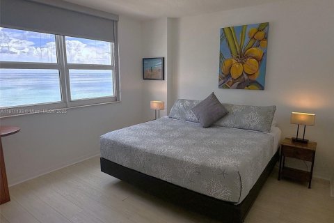 Condo in Hallandale Beach, Florida, 2 bedrooms  № 1928181 - photo 15