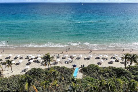 Condo in Hallandale Beach, Florida, 2 bedrooms  № 1928181 - photo 24
