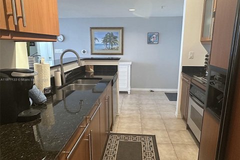 Condo in Hallandale Beach, Florida, 2 bedrooms  № 1928181 - photo 7