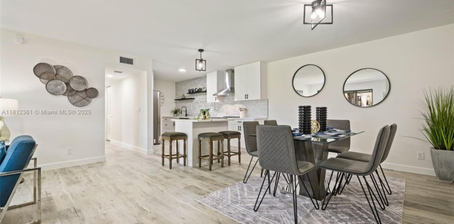 Condo in Greenacres, Florida, 3 bedrooms № 1758793