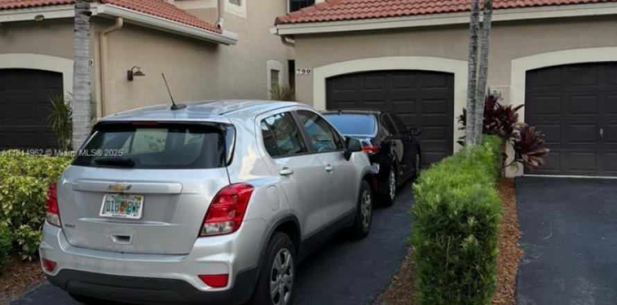 Townhouse in Weston, Florida 2 bedrooms, 93.37 sq.m. № 1768256