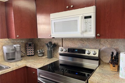 Condominio en alquiler en Miami, Florida, 2 dormitorios № 2010675 - foto 4