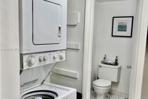 Condominio en alquiler en Miami, Florida, 2 dormitorios № 2010675 - foto 7