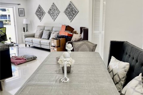 Condominio en alquiler en Miami, Florida, 2 dormitorios № 2010675 - foto 2