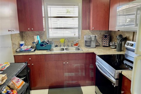 Condominio en alquiler en Miami, Florida, 2 dormitorios № 2010675 - foto 3