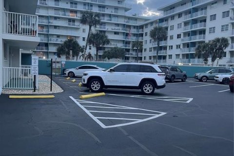 Condo in Daytona Beach, Florida, 2 bedrooms № 2220812