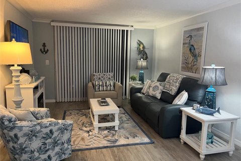 Condo in Daytona Beach, Florida, 2 bedrooms № 2220812 - photo 2