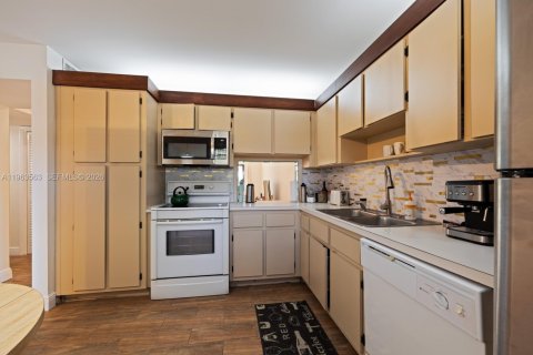 Снять в аренду кондоминиум в Холливуд, Флорида 2 спальни, 94.3м2, № 2025344 - фото 8