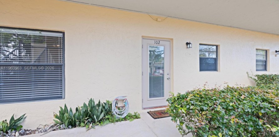 Кондоминиум с 2 спальнями в Холливуд, Флорида № 2025344