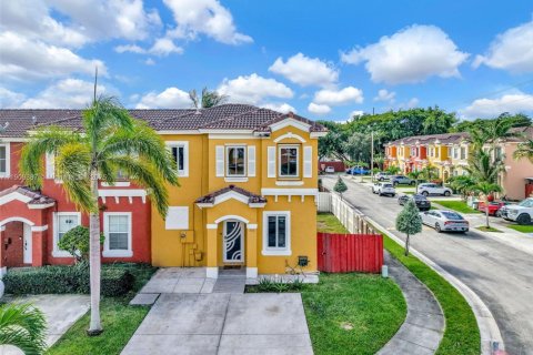 Купить таунхаус в Хомстед, Флорида 3 спальни, 128.02м2, № 1965574 - фото 1