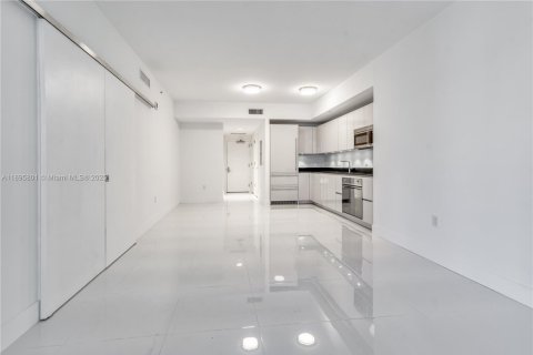 Condominio en alquiler en Miami, Florida, 1 dormitorio, 70.51 m2 № 1950950 - foto 3